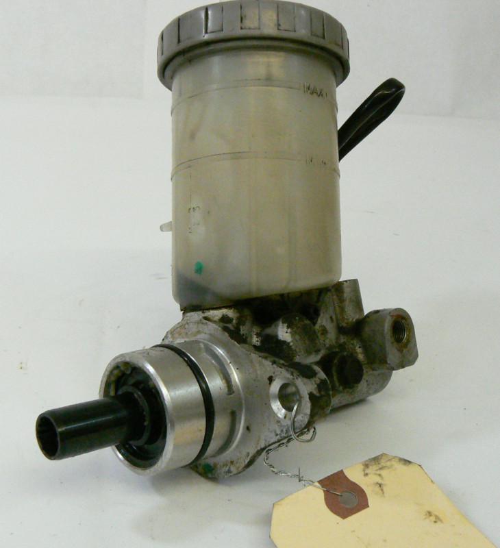 99-04 suzuki vitara chevy tracker brake master cylinder with reservoir -oem