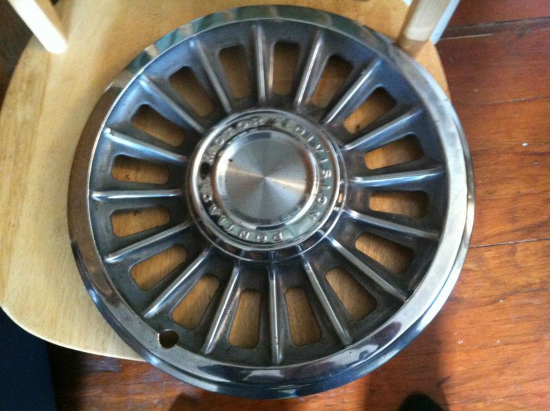 1965 pontiac hubcap