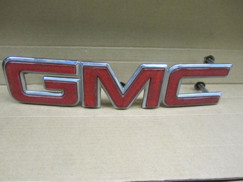 Gmc savanna van 96-06 grille emblem " gmc " w/ studs & speednuts  oe # 15682309