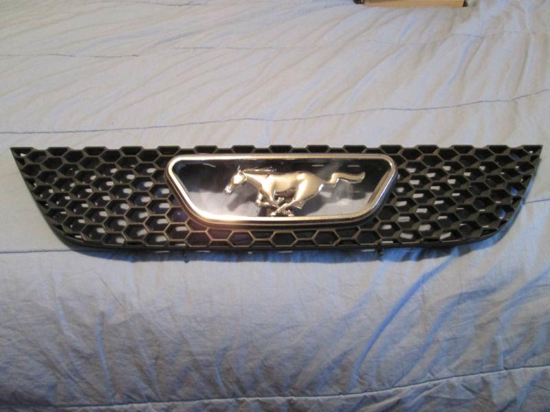 Ford mustang 1999-2004 front oem grille with chrome emblem
