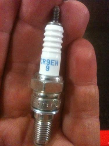 Ngk spark plug built for honda cr9eh-9. oem p/n:98059-59916 sold by case of 200