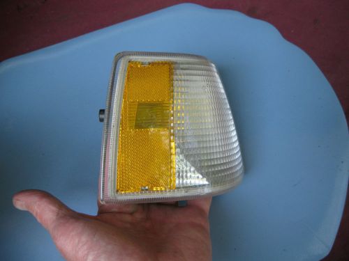 1992 volvo 850 turn signal lamp light lens right front side 9151451  6817774