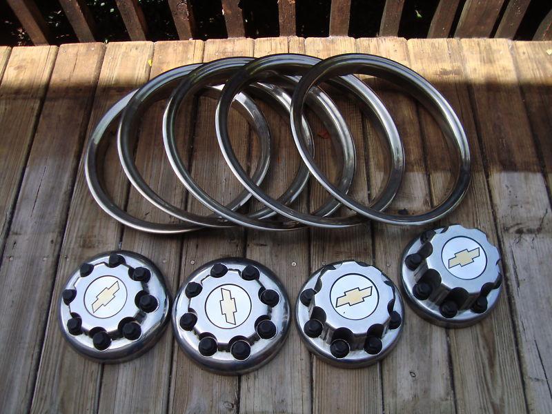 Set of 4 16" chevy dulley center caps & rings