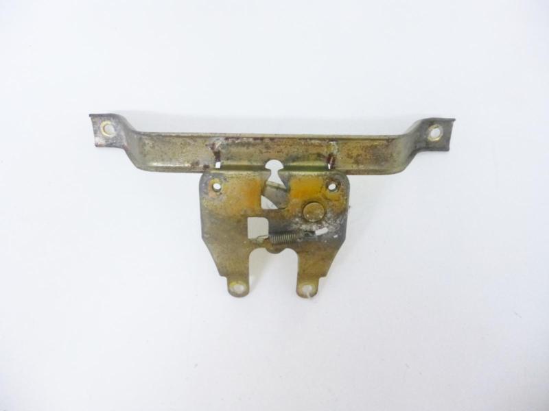 05 verucci scooter 50cc 49 qingqi - seat release latch