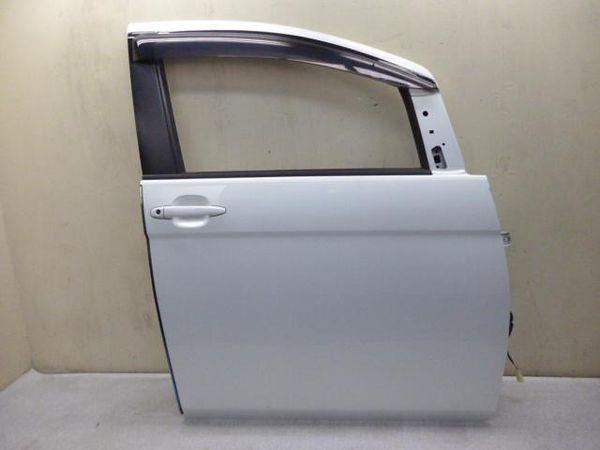Toyota isis 2005 front right door assembly [0613100]