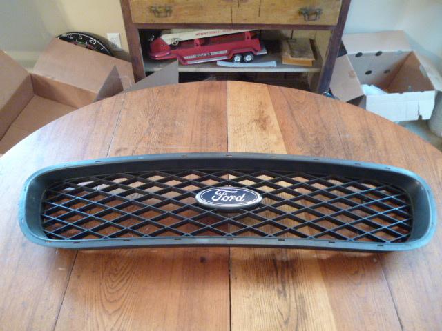 1997-2006 ford truck grill with emblem used nice condtion