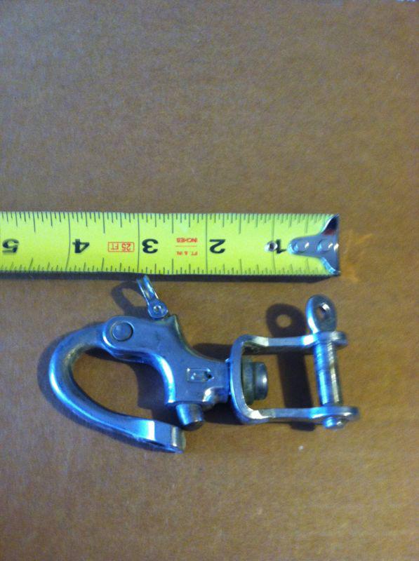 Swivel snap shackle