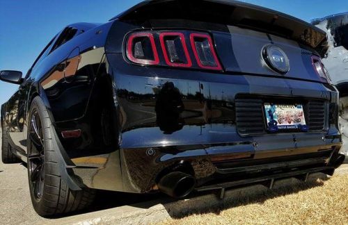 Rear bumper valance splitter for 2013-2014 mustangs with canards