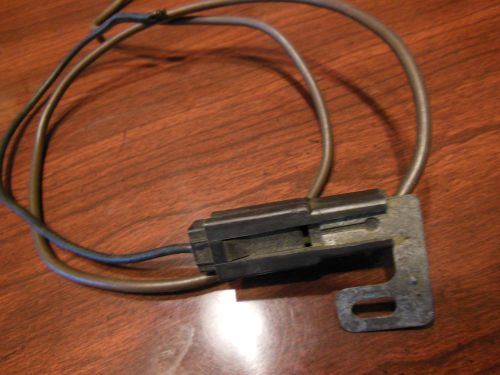 Vintage 1969 - 1972 general motors oem body mount single wire connector in line