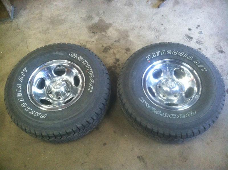 Pair 2 chrome wheels rims 15x8 oem dodge ram 1500 tires 31 10.50 r15 geotrac a/t