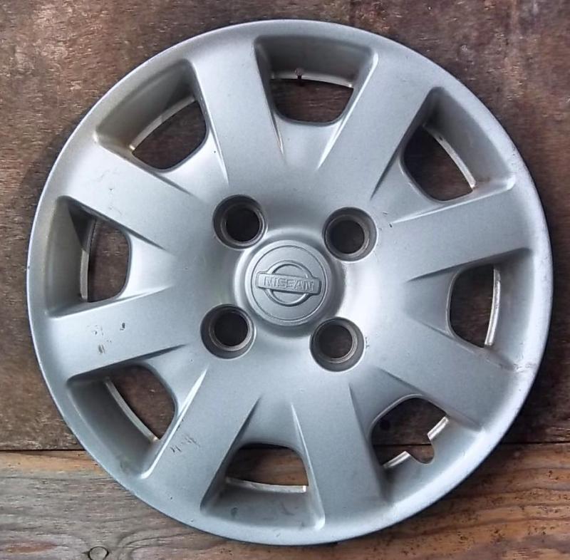 Nissan   sentra hubcap 2000-2002 fits 14  inch wheels. 