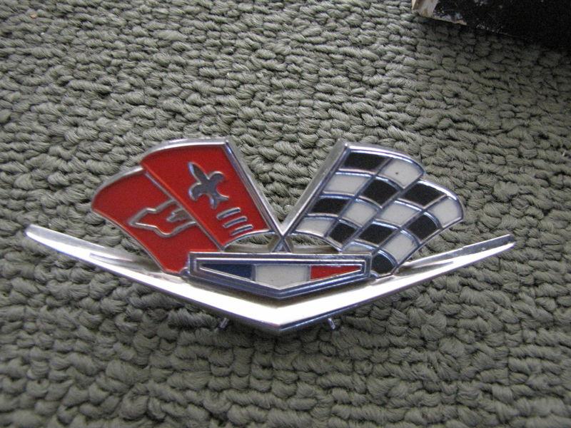 Chevy emblem v with cross flags - - nos # 3872930
