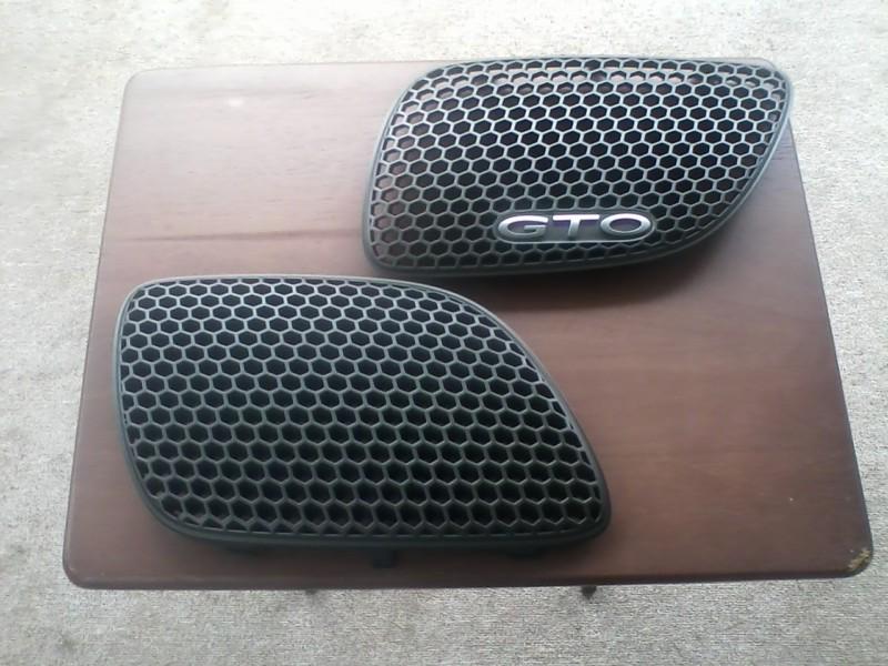 2004, 2005, 2006 gto grilles, grills oe, left and right, honeycomb with emblem