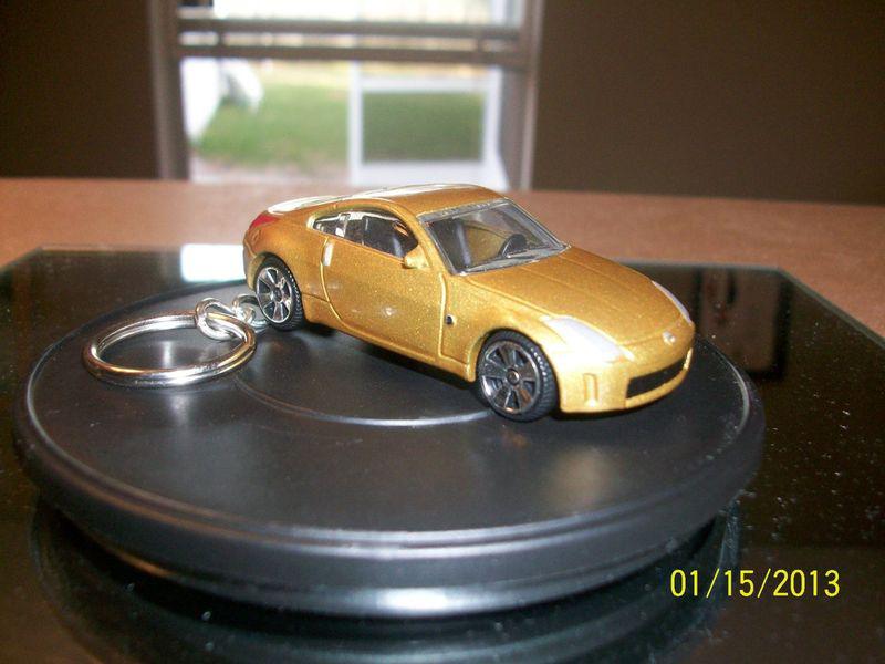 2006 custom nissan -z  keychin with keyring color gold scale 1:61 brand new 