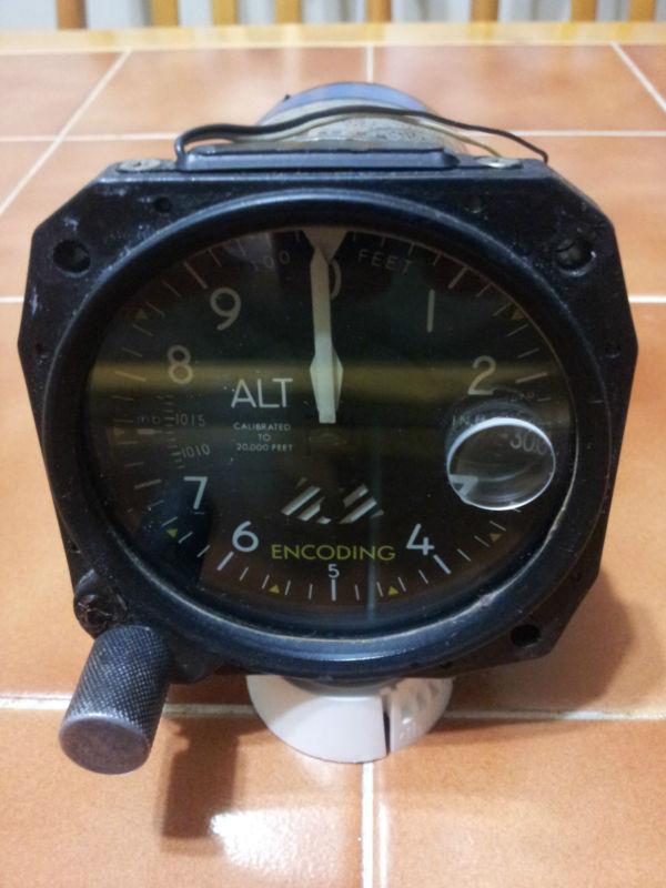 Aircraft encoding altimeter - united 5035p2-p44