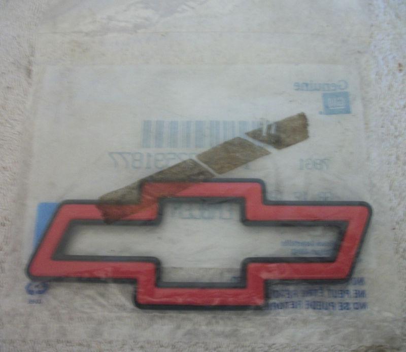 Gm 1994-1996 red bowtie grill emblem part # 22591877 new nos factory sealed bag