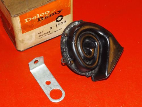 Nos gm 1940-1954 chevrolet oldsmobile pontiac cadillac delco remy horn &amp; bracket