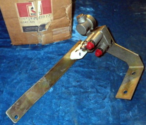 Nos 1976-1979 cadillac seville leveling valve gm #4993977 bracket height control