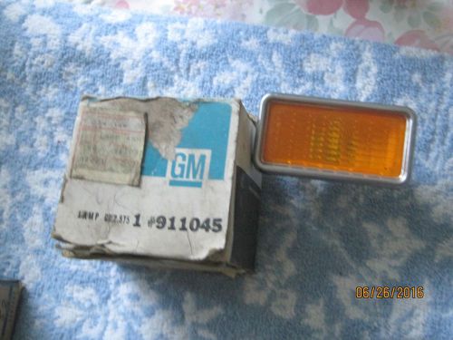 Nos 1969 chevrolet amber front fender side marker lamp-part number 911045
