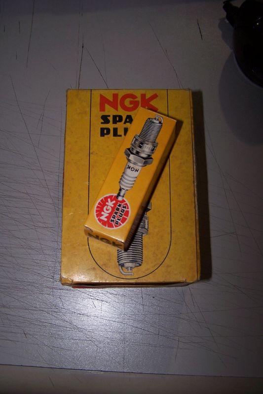 B9hs ngk spark plugs new box (10 sparkplugs)