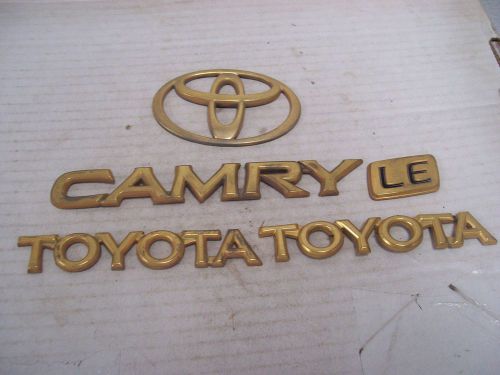 Toyota camry gold trunk logo&#039;s script ornament emblem