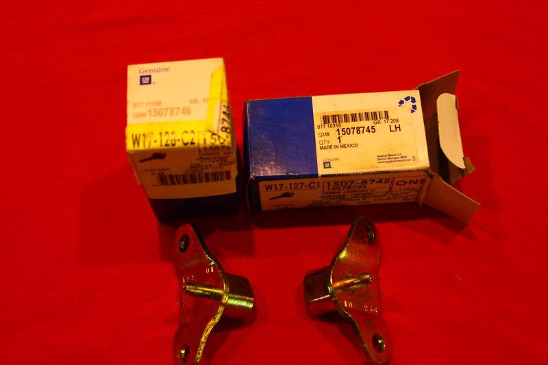 Gm tailgate outer hinges lh & rh #15078745 & #15078746 1999 chevy truck