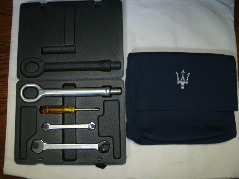 Maserati quattroporte oem factory tool kit set /tray/pouch w/ logo