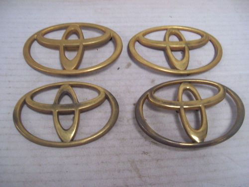 Toyota gold trunk logo&#039;s ornament emblem