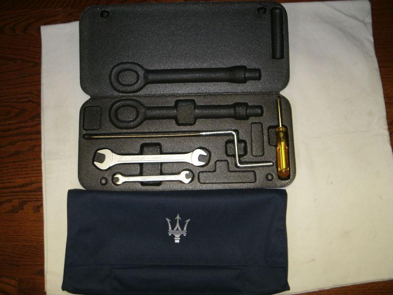 Maserati gran turismo oem factory tool kit set /tray/pouch w/ logo