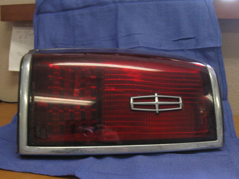 Left tail light  1990 - 1992 lincoln town car