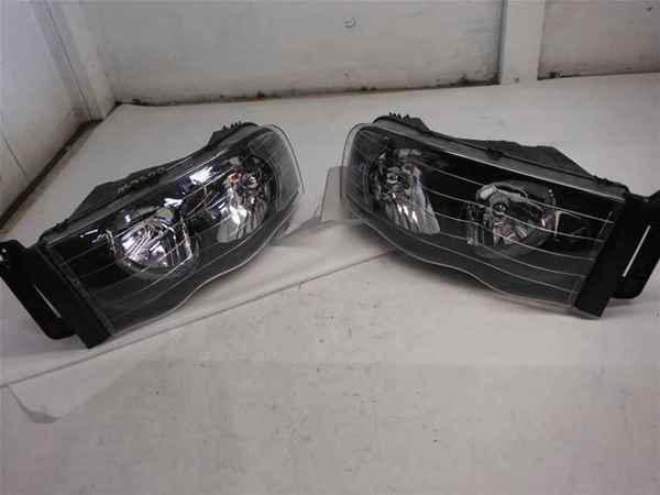 Aftermarket pair of head lights for 2005 dodge ram 1500