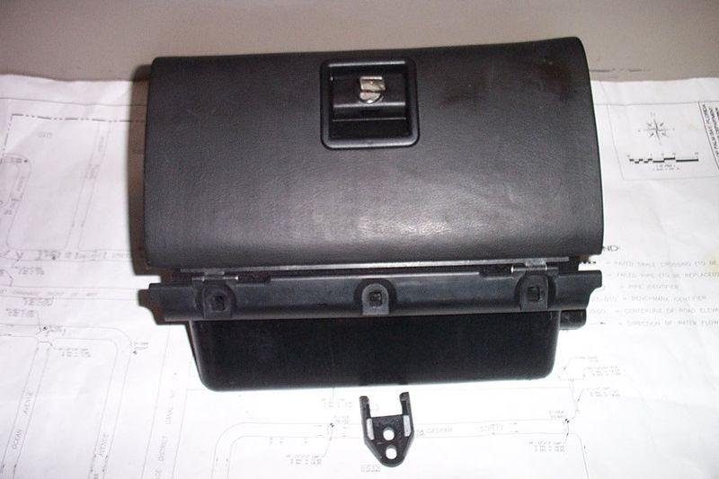 928 porsche' glove box complete ,blk leather door ,with reciever and keys ,liner