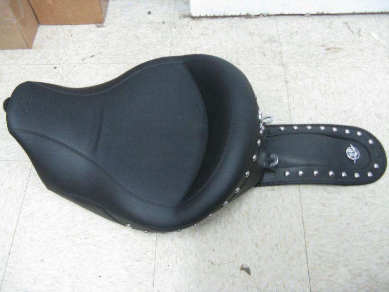 Takeoff solo mustang seat w/studs and fender bib (08-up fl touring)