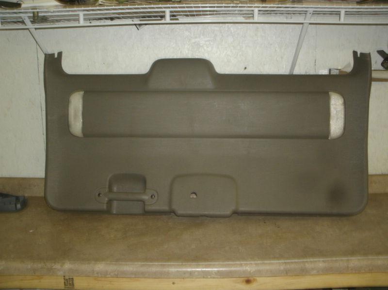 01-04 town & country/ caravan/ 01-03 voyager rear gate trim/taupe