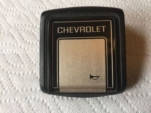 1973 - 87 chevrolet truck horn cap button excellent condition