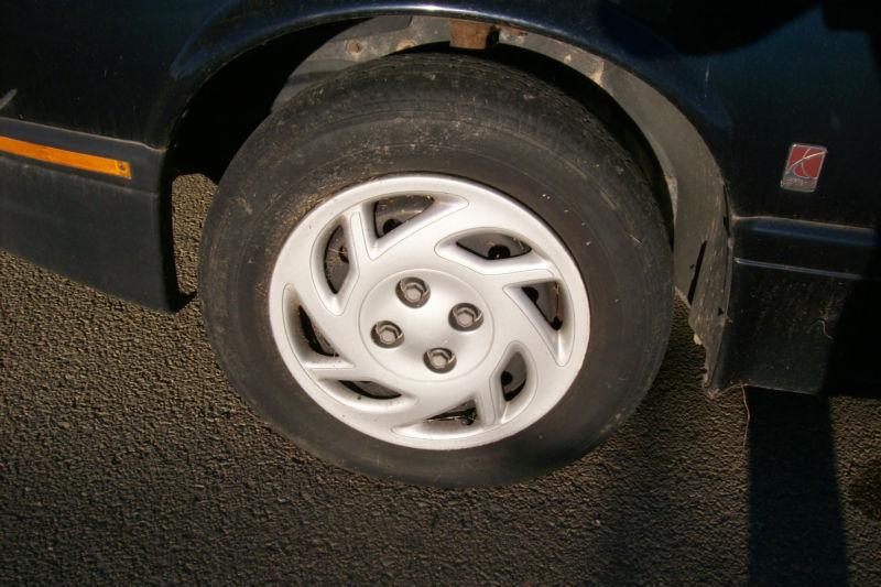 95 saturn wheel covers & nuts (set of four)