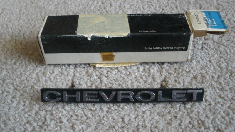 Nos chevrolet chevy 1972 impala belair biscayne grille emblem new in box 6263032