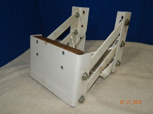 Boat motor bracket mount lift