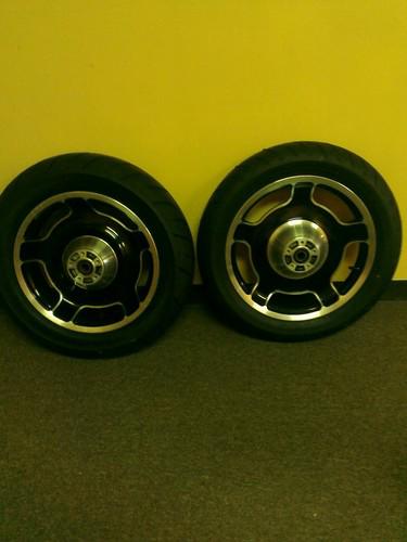 Harley davidson motorcycle set stock wheels and tires new electric glide