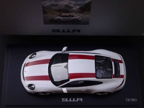 Porsche 911 r 1 : 18 new model car with blk wood stand &amp; cover  collector item