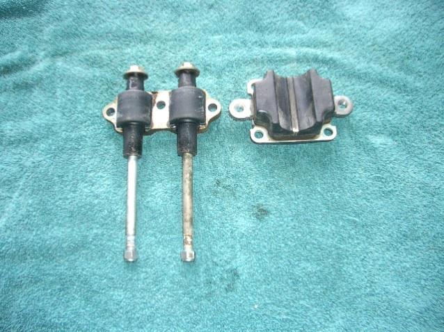 3 cyl. yamaha outboard motor upper and lower motor mounts 