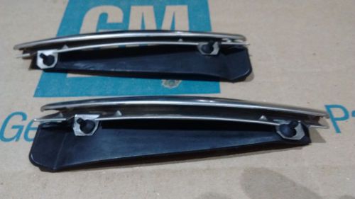 New upper fender moldings with rubber dust seal 68-72 chevy chevelle malibu