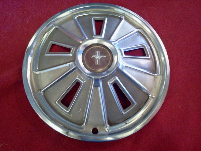 * 13 inch factory hubcap - ford mustang / 1964-1968