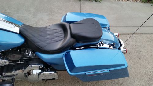 Harley cvo road glide seat set********* new take offs!  2008 -