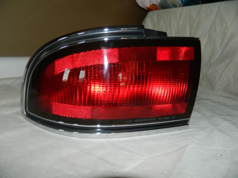 Oem 1992-1996 buick lesabre left/ driver side outer tail light assembly 16515387