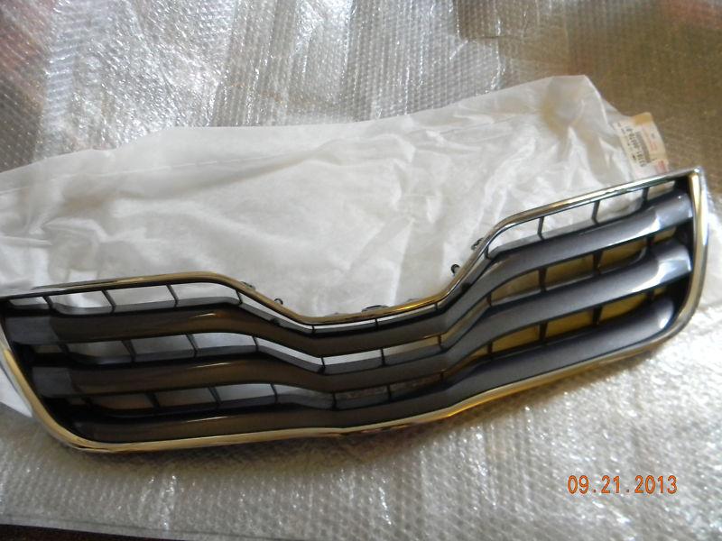 2011 toyota camry oem  front grille <>used  but nice for the price