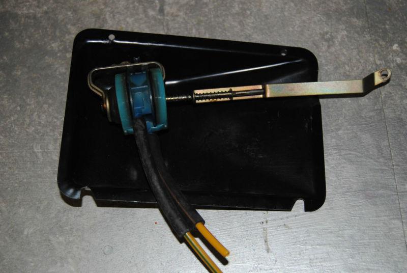  w107 sl slc mercedes   benz  trunk lock  vacuum actuator with metal cover