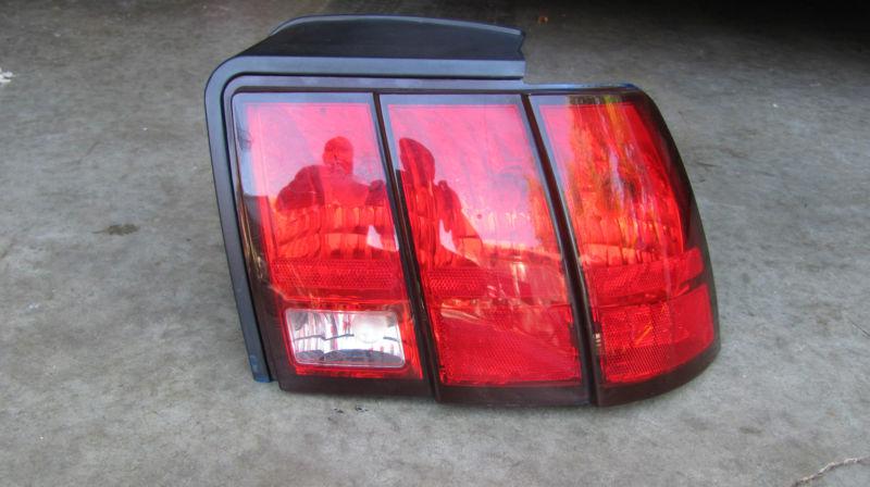 Ford mustand tail light lamp rh passenger oem 2000-2005 right turn reverse gt 