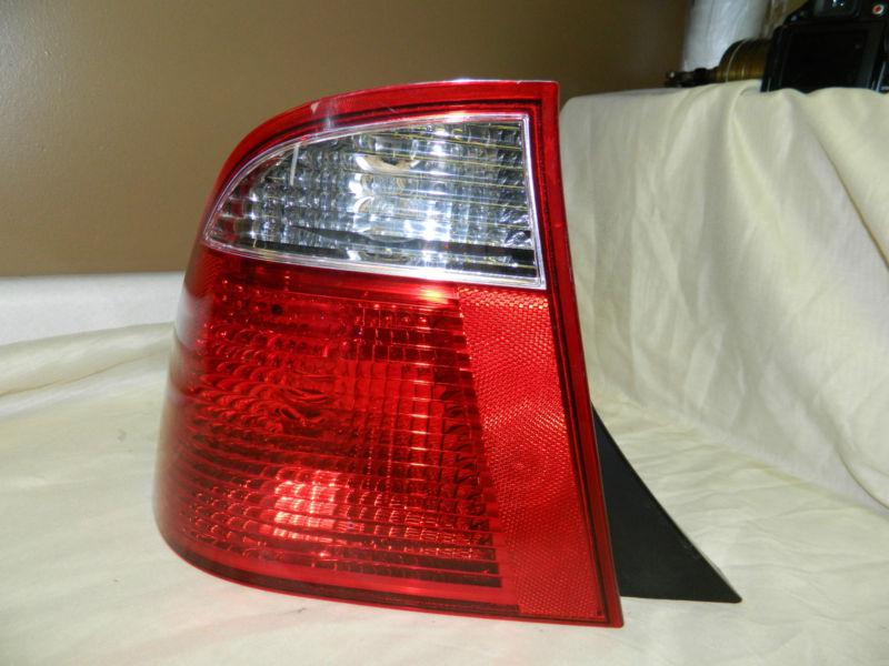 Oem 2005-2007 ford focus sedan left / driver side tail light assembly