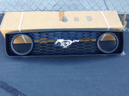 Oem new 2005 ford mustang gt grille with mustang emblem 5r3z -8200- bab